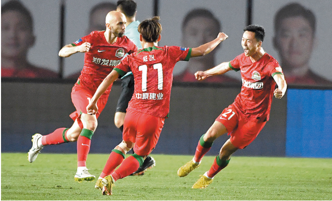 河南建业战平延边富德，踢出双方足球的简单介绍