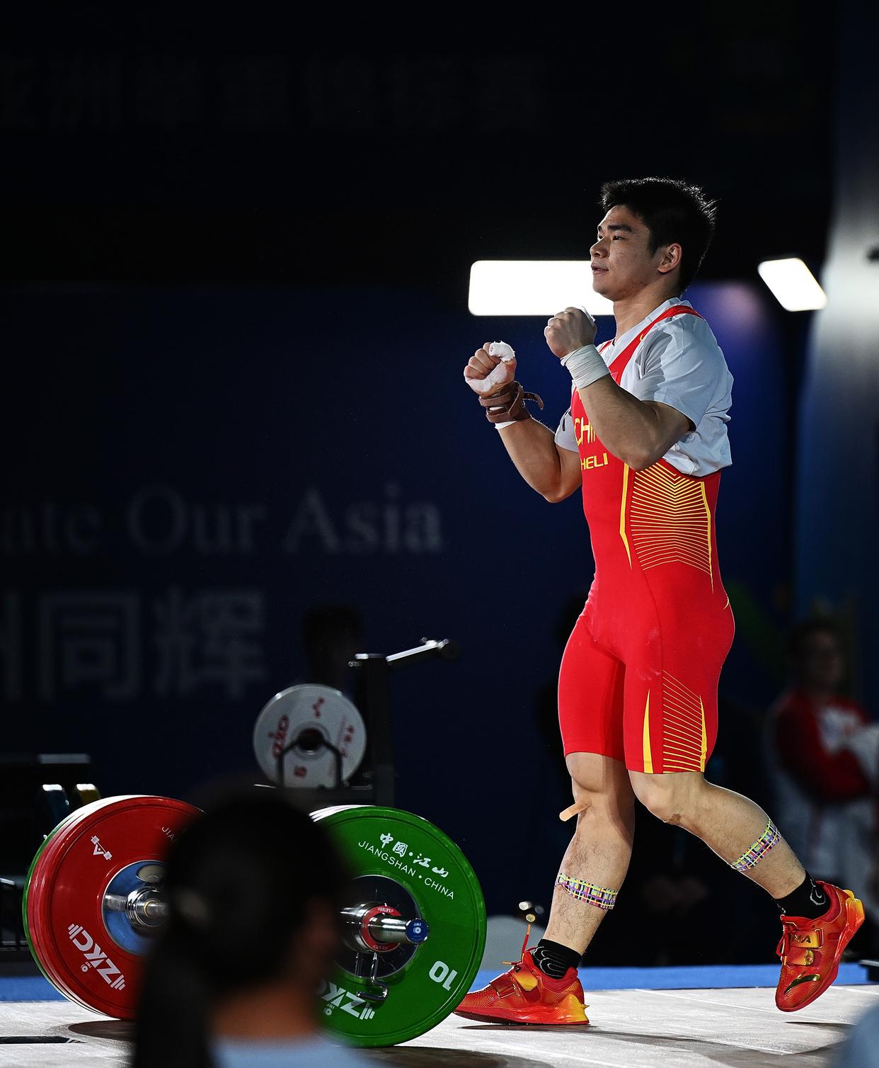 印度尼西亚选手在举重比赛中大获成功