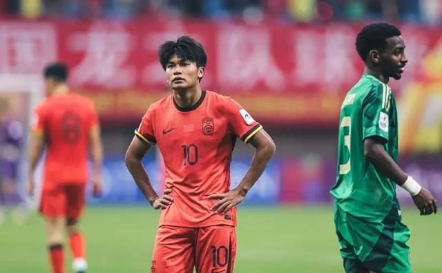 开云下载-新人球员崭露头角，被誉为未来之星